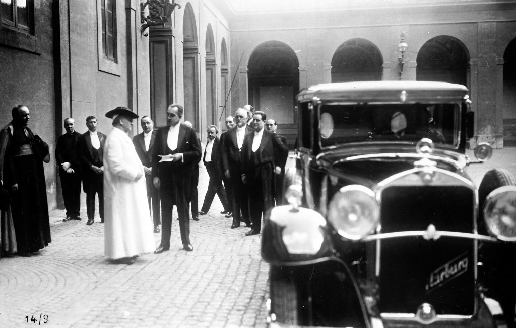 Papst Benedikt XVI tritt zurück - Zwei Monate altes Papamobil sucht neuen Besitzer