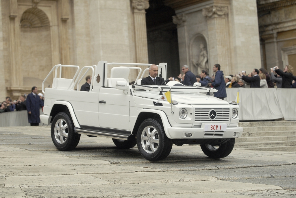 Papst Benedikt XVI tritt zurück - Zwei Monate altes Papamobil sucht neuen Besitzer