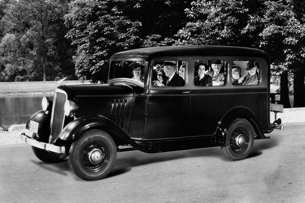 Platz 19: Chevrolte Suburban Carryall 1935