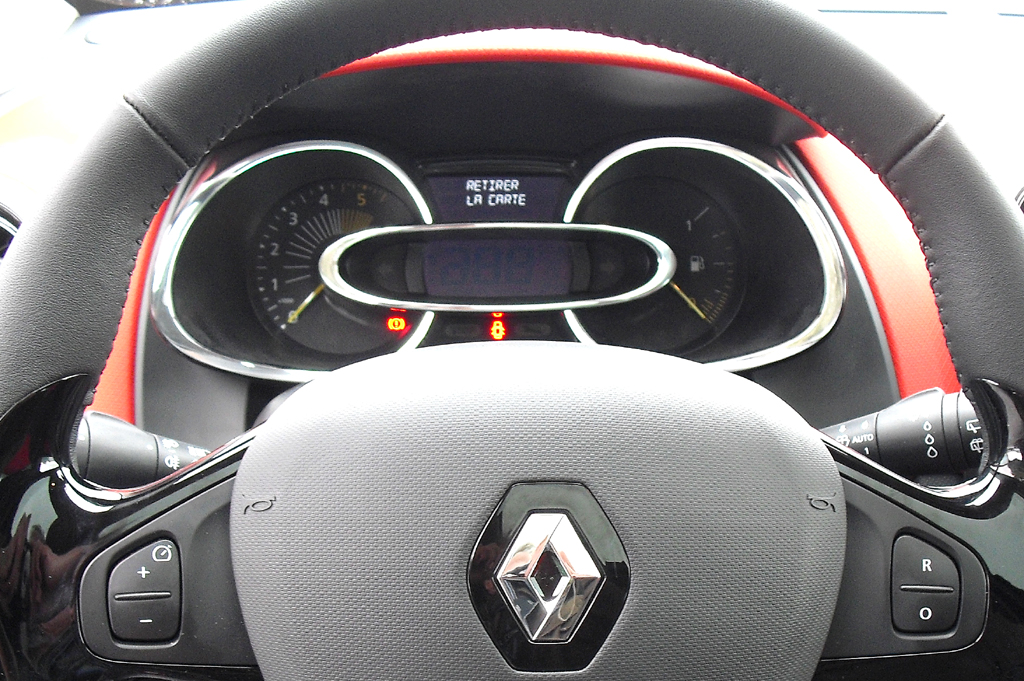 Renault Clio Grandtour: Blick durch den Lenkradkranz auf die Instrumentierung. 