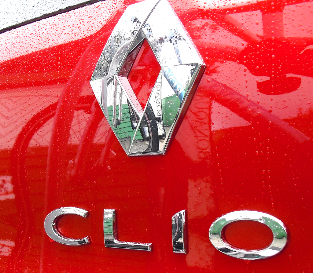 Renault Clio Grandtour: Markenlogo und Modellschriftzug auf der Heckklappe. 