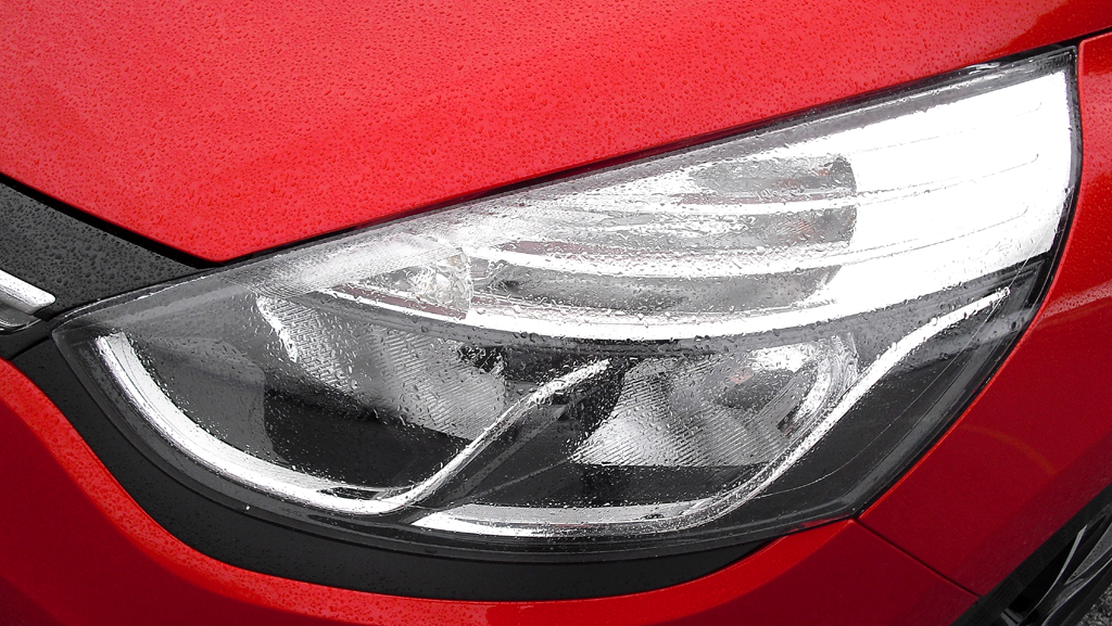 Renault Clio Grandtour: Moderne Leuchteinheit vorn. 