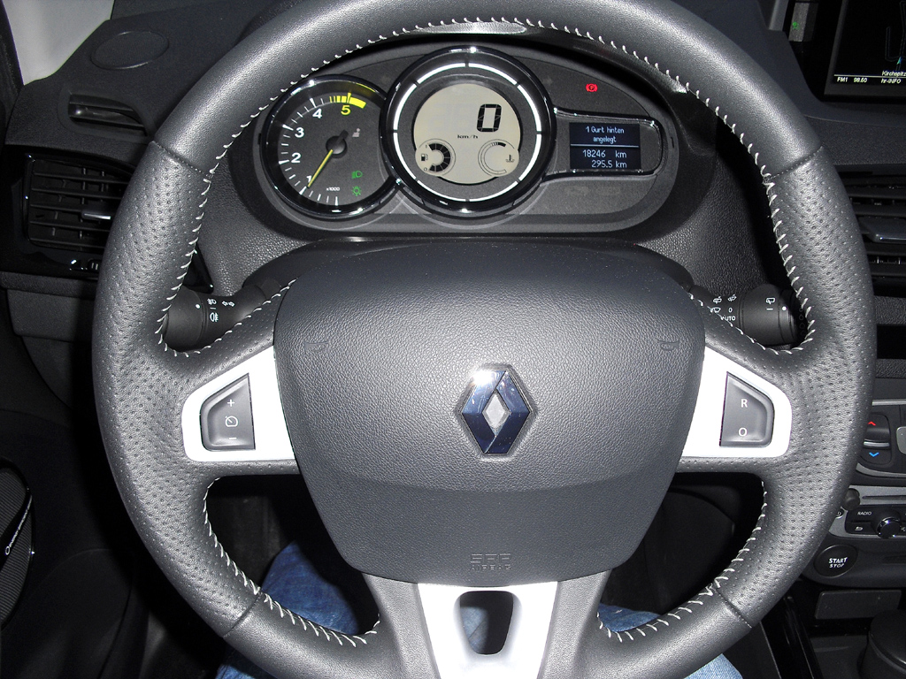 Renault Mégane: Blick durch den Lenkradkranz auf die Rundinstrumentierung.