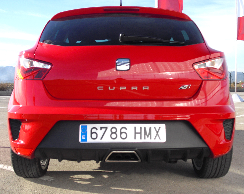 Seat Ibiza Cupra: Blick auf die Heckpartie mit Diffusor und trapezförmiger Endrohr-Blende. 