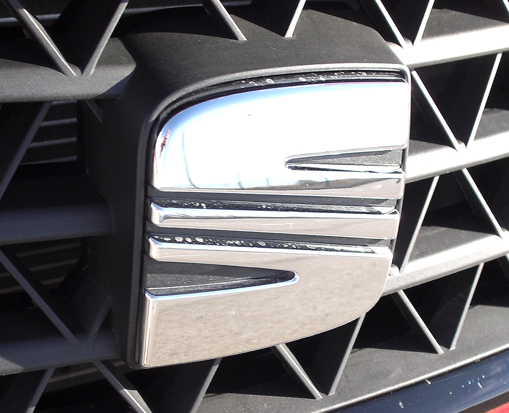 Seat Ibiza Cupra: Das Markenlogo sitzt vorn mittig im Kühlergrill. 