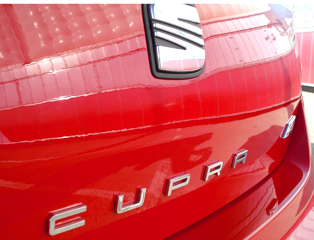 Seat Ibiza Cupra: Markenlogo und Modellschriftzug auf der Heckklappe. 
