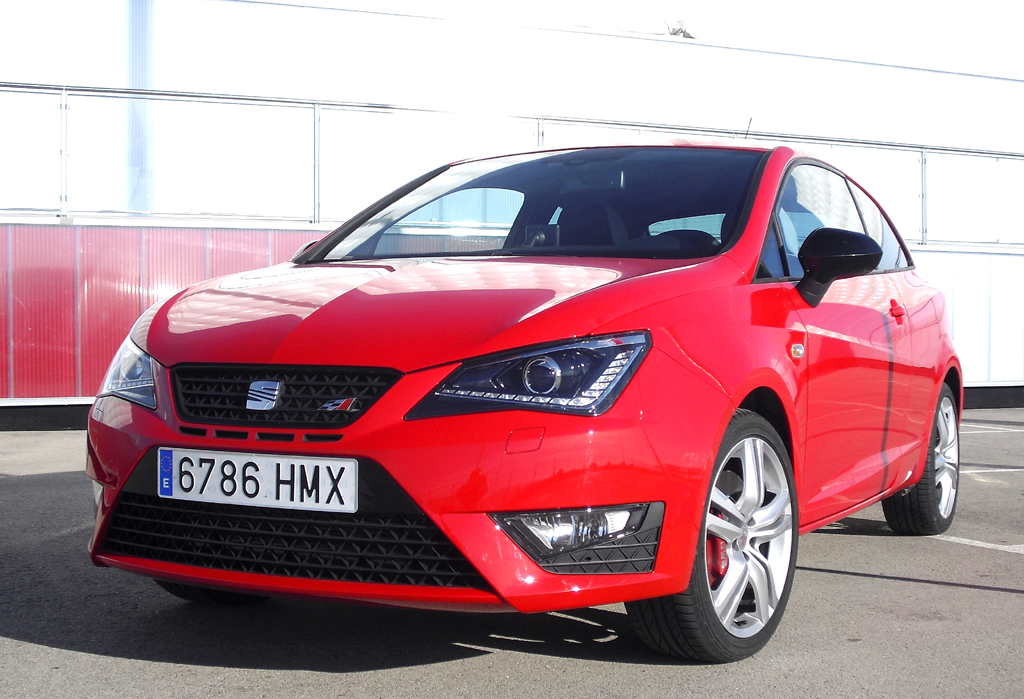Seats Ibiza Cupra wartet sogar mit künstlich verstärktem Motorklang auf. 