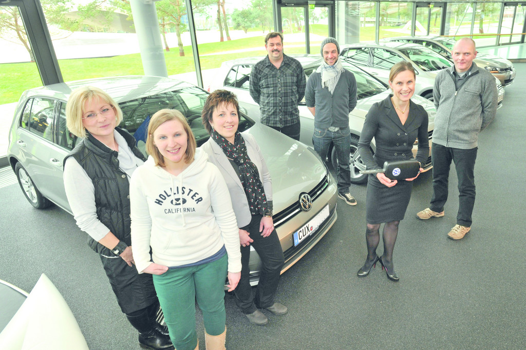 Sechs Gewinner holen ihren neuen Volkswagen Golf ab