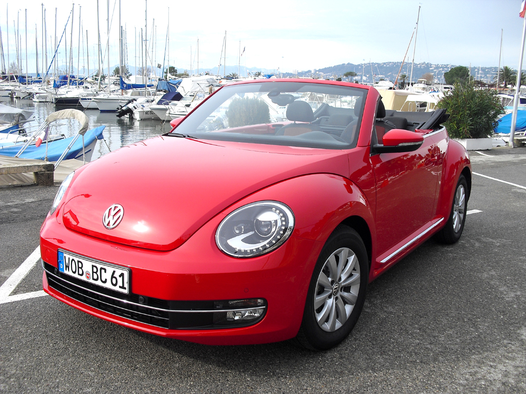 Selbst im neuen VW Beetle Cabrio gibt es inzwischen hubraumkleine 1,2-Liter-Motoren. 