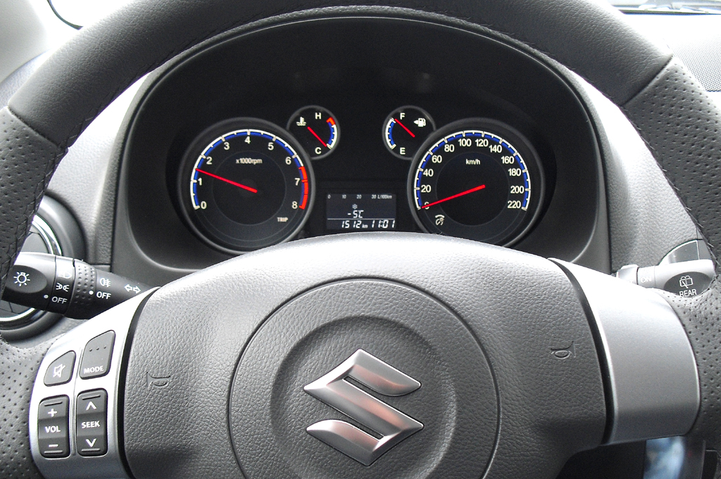 Suzuki SX4: Blick durch den Lenkradkranz auf die Rundinstrumentierung.
