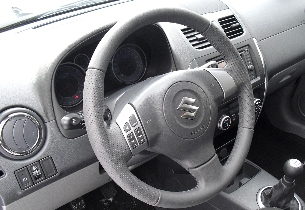 Suzuki SX4: Blick ins übersichtlich gestaltete Cockpit.
