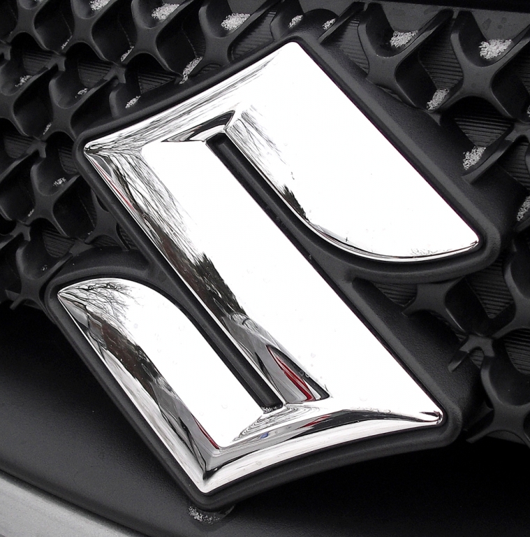 Suzuki SX4: Das Markenlogo sitzt vorn mittig im Kühlergrill.
