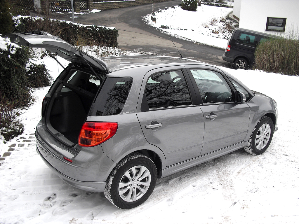 Suzuki SX4: Ins Gepäckabteil passen 270 bis 1045 Liter hinein.

