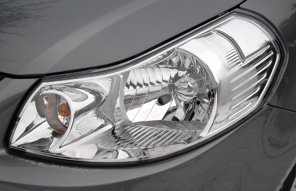 Suzuki SX4: Moderne Leuchteinheit vorn.
