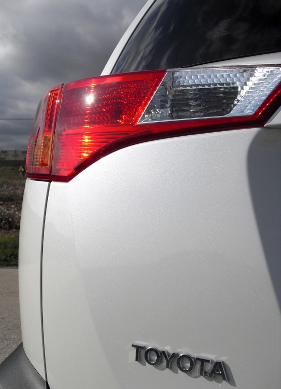 Toyota RAV4: Blick auf die ungewöhnlich kantig gestaltete Heckleuchte mit Markenschriftzug.