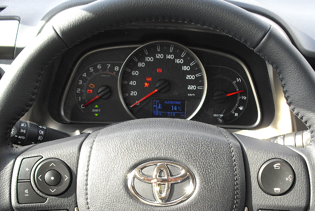 Toyota RAV4: Blick durch den Lenkradkranz auf die Rundinstrumentierung.