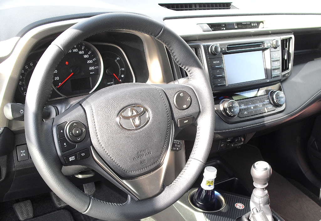 Toyota RAV4: Blick ins etwas zerklüftet wirkende Cockpit. 