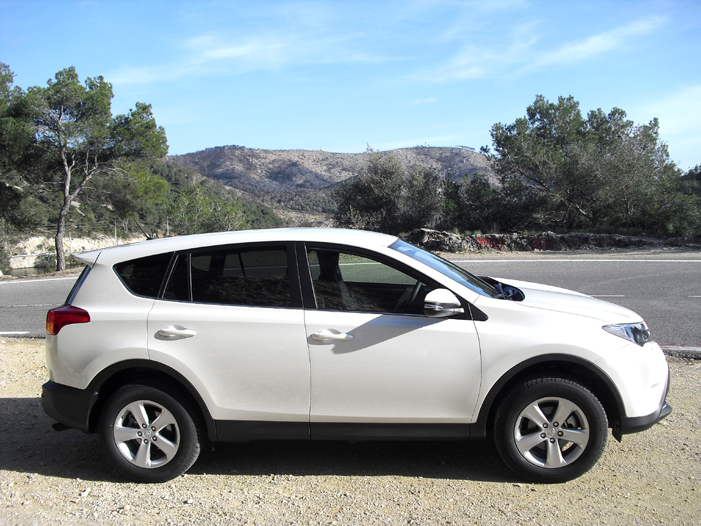 Toyota RAV4: Und so sieht das kompakte SUV-Modell der Japaner von der Seite aus.