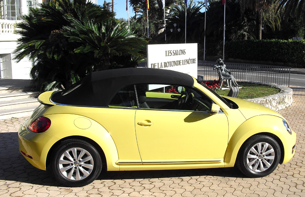 VW Beetle Cabrio: ... und so, wenn das klassische Stoffverdeck geschlossen ist.