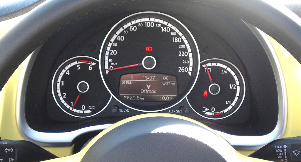 VW Beetle Cabrio: Blick durch den Lenkradkranz auf die Rundinstrumentierung. 