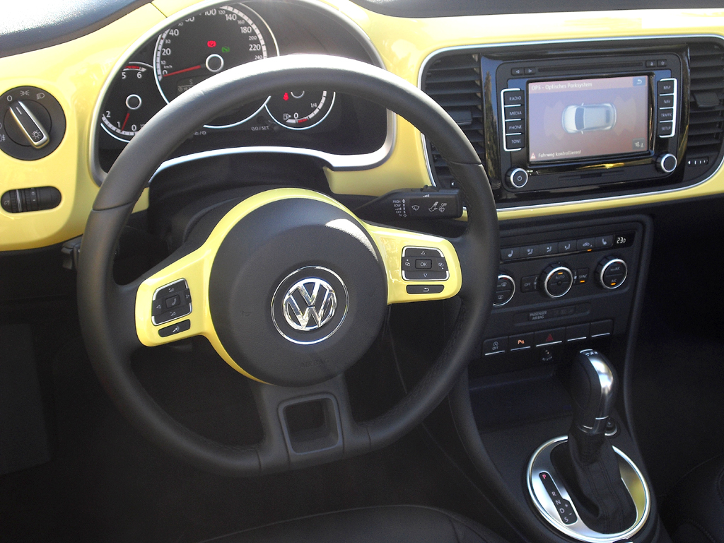 VW Beetle Cabrio: Blick ins übersichtlich gestaltete Cockpit. 