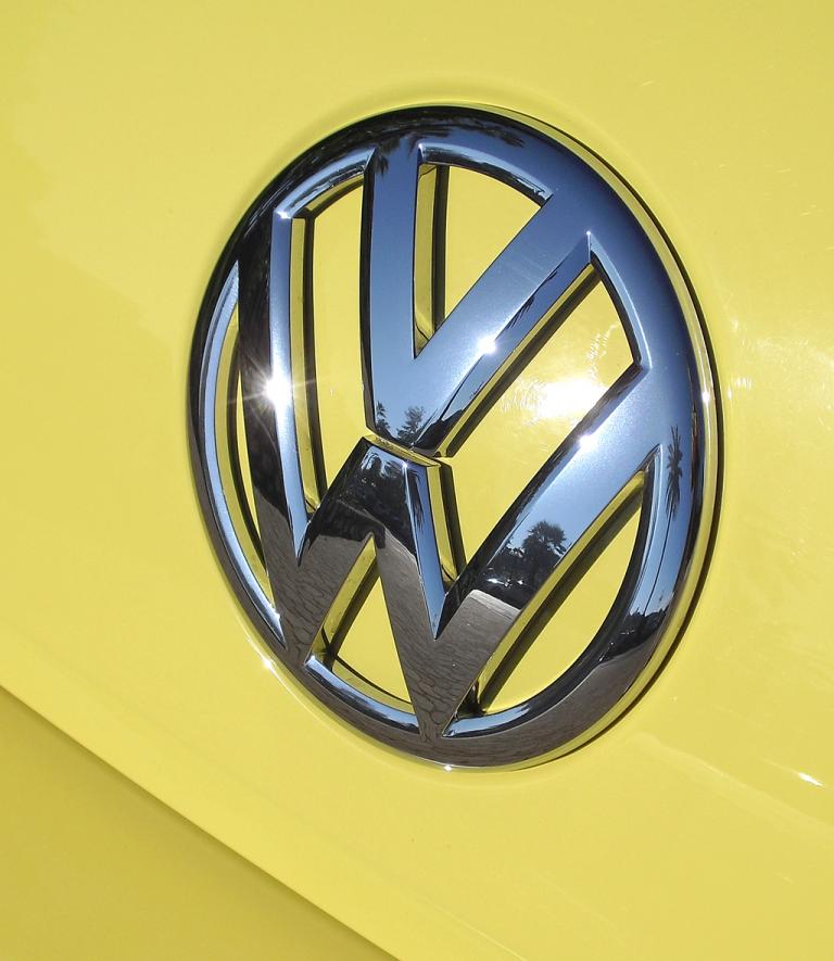 VW Beetle Cabrio: Das Markenlogo sitzt vorn auf der Motorhaube. 