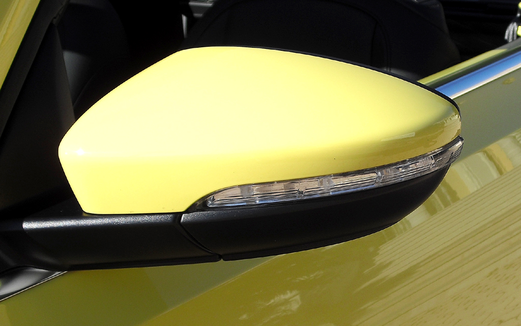 VW Beetle Cabrio: In die Außenspiegel sind Blinkleisten integriert. 