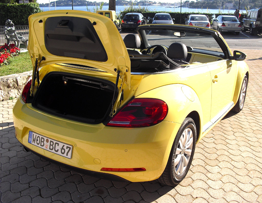 VW Beetle Cabrio: Ins Gepäckabteil passen immerhin noch 225 Liter hinein. 