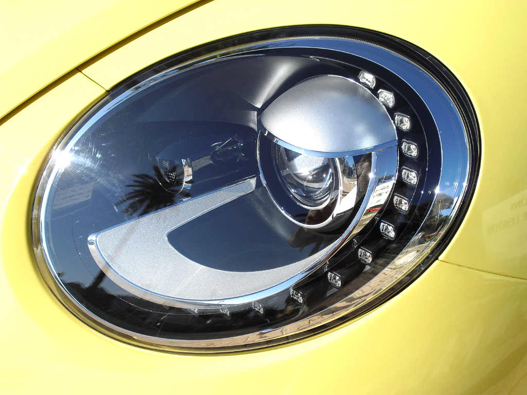 VW Beetle Cabrio: Moderne Rundleuchten-Einheit vorn. 