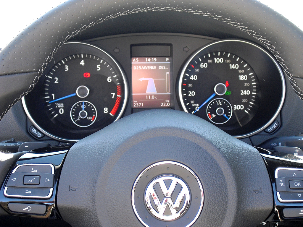 VW Golf R Cabrio: Blick durch den Lenkradkranz auf die Rundinstrumentierung. 