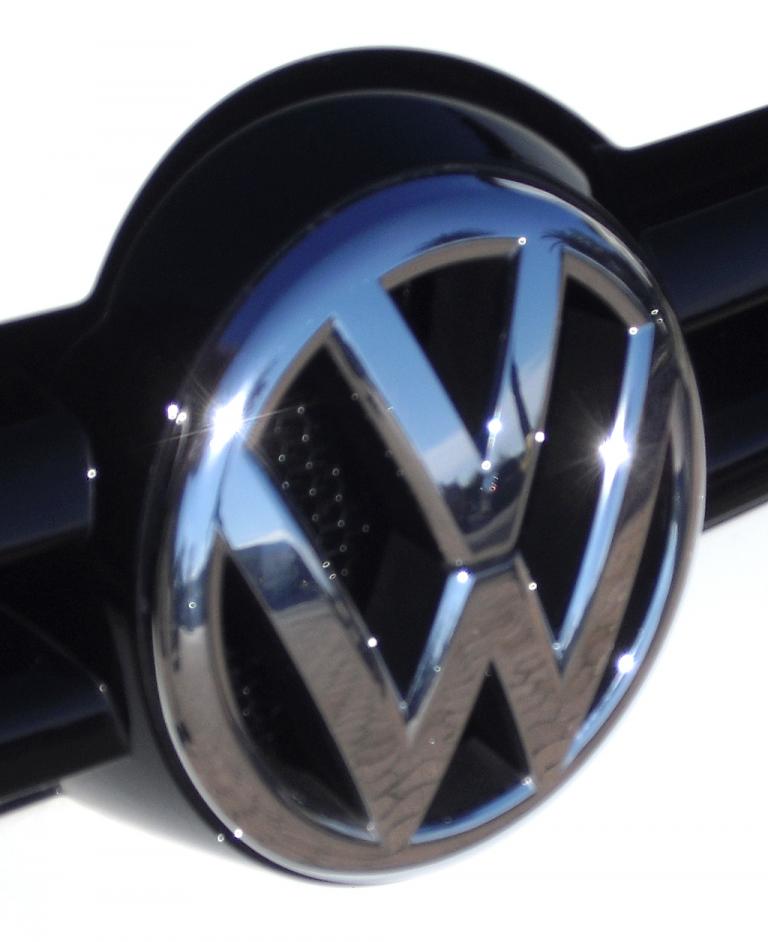 VW Golf R Cabrio: Das Markenlogo prangt vorn groß und mittig im Kühlergrill. 