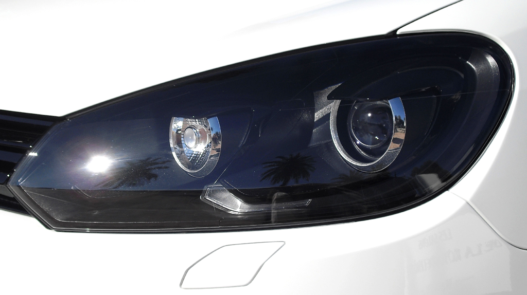 VW Golf R Cabrio: Moderne Bi-Xenonleuchteinheit vorn mit LED-Tagfahrlicht. 