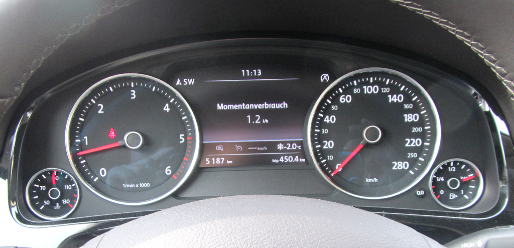 VW Touareg: Blick durch den Lenkradkranz auf die Rundinstrumentierung.