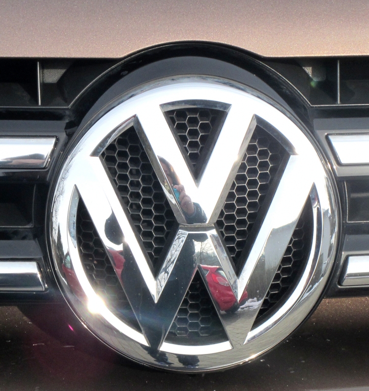 VW Touareg: Das Markenlogo sitzt vorn mittig im Kühlergrill.