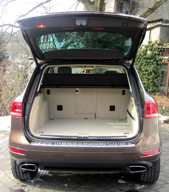 VW Touareg: Ins Gepäckabteil passen 580 bis 1642 Liter hinein.