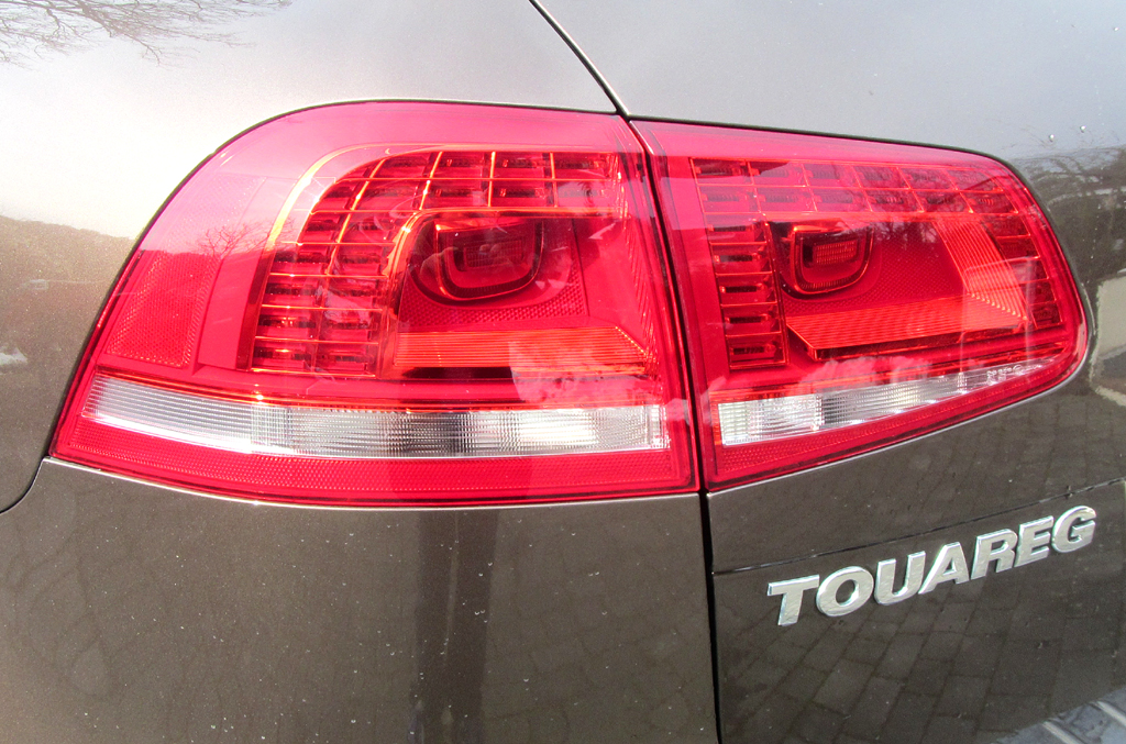 VW Touareg: Moderne Leuchteinheit hinten mit Modellschriftzug.