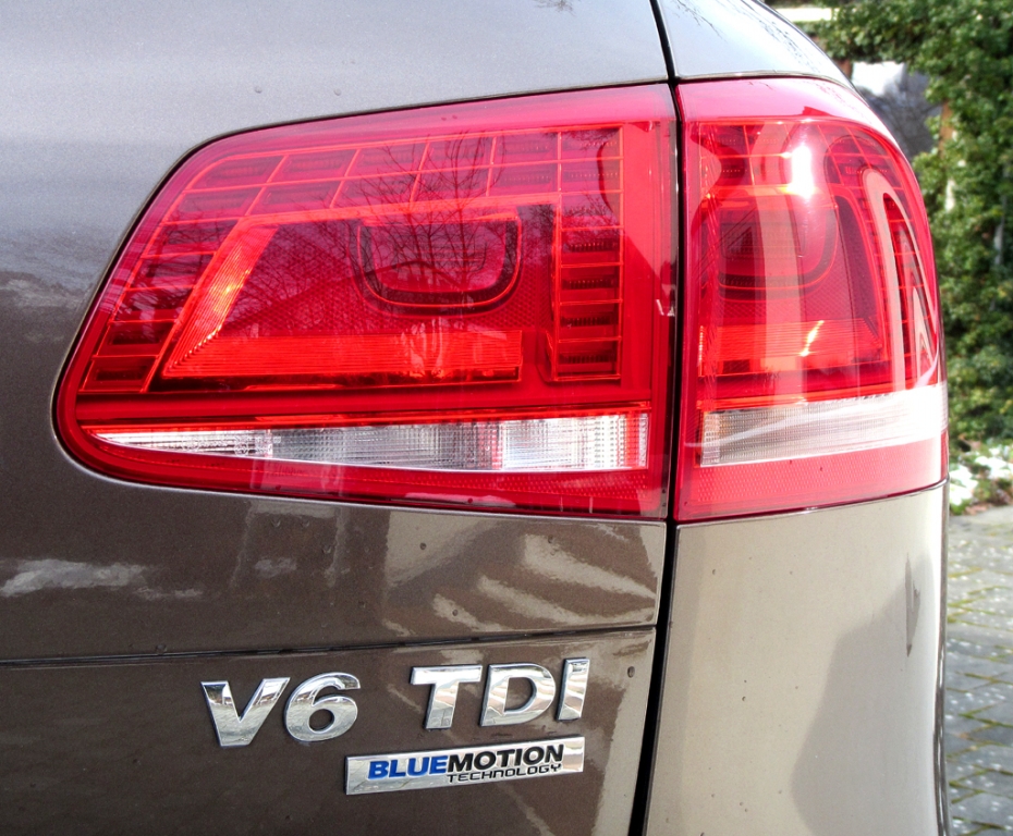 VW Touareg: Moderne Leuchteinheit hinten mit Motorisierungsschriftzug.