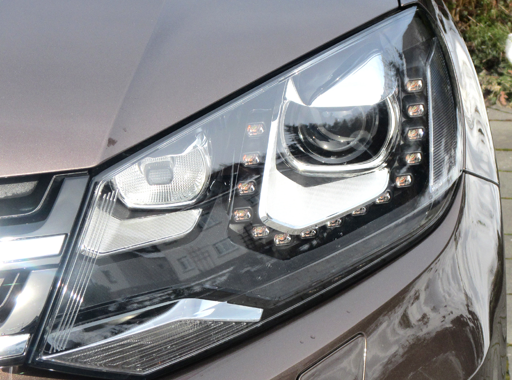 VW Touareg: Moderne Leuchteinheit vorn, hier Xenon-Scheinwerfer mit LED-Tagfahrlicht.