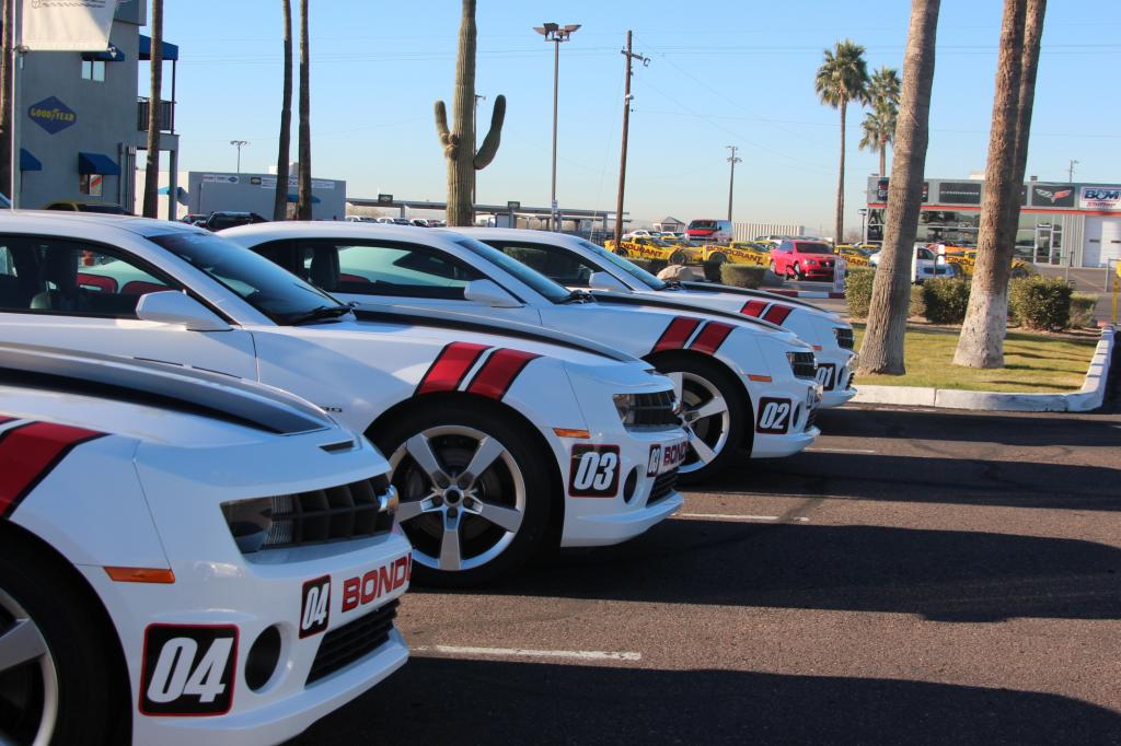 Zusammen über 100 Camaro und Corvette in allen Leistungsklassen stehen auf dem Hof