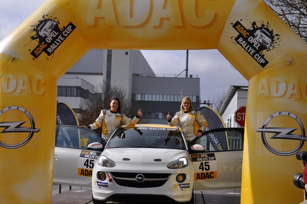 ADAC Opel Rallye Cup: 24 Opel Adam an Fahrerteams übergeben