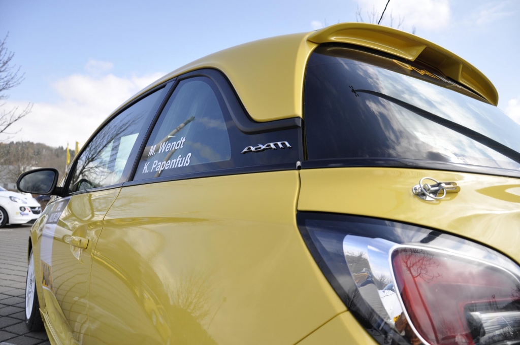 ADAC Opel Rallye Cup: 24 Opel Adam an Fahrerteams übergeben