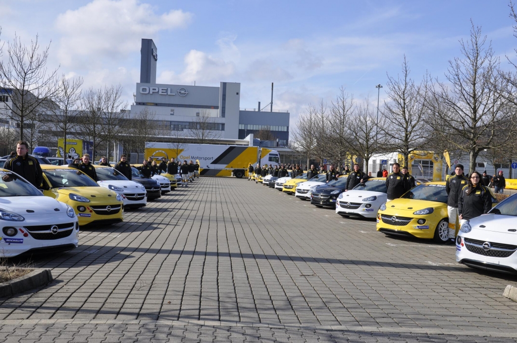 ADAC Opel Rallye Cup: 24 Opel Adam an Fahrerteams übergeben