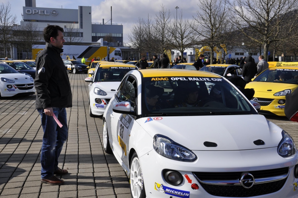 ADAC Opel Rallye Cup: 24 Opel Adam an Fahrerteams übergeben