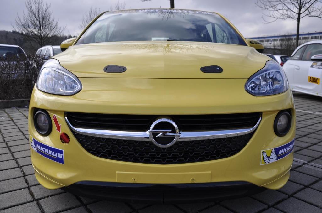 ADAC Opel Rallye Cup: 24 Opel Adam an Fahrerteams übergeben