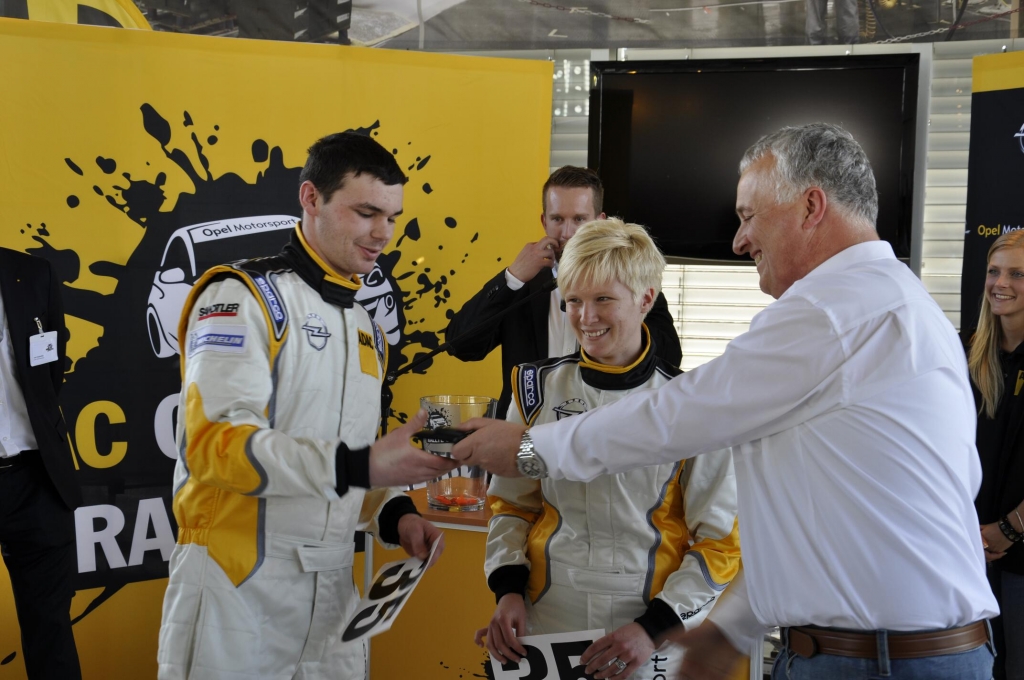 ADAC Opel Rallye Cup: 24 Opel Adam an Fahrerteams übergeben