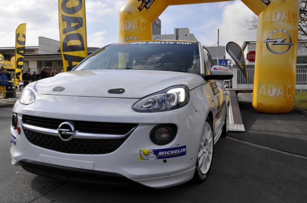 ADAC Opel Rallye Cup: 24 Opel Adam an Fahrerteams übergeben