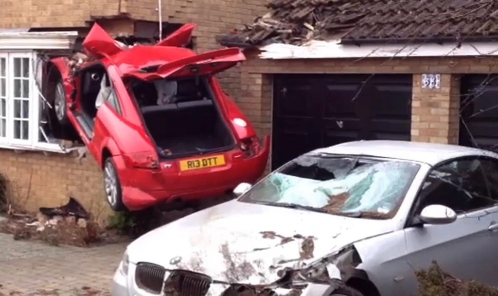 Audi TT rast über zwei Autos in Wohnzimmer