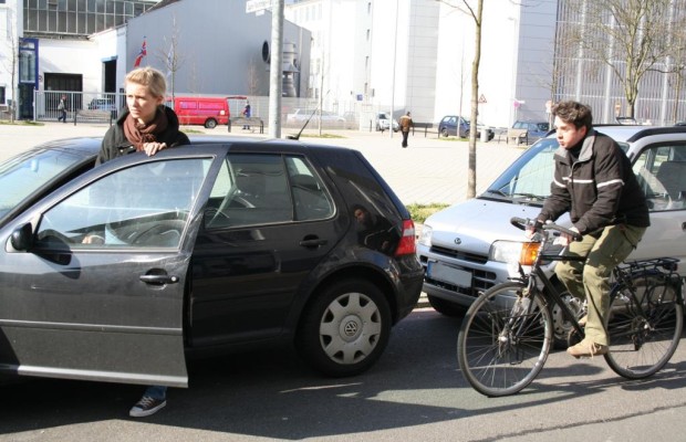 Autofahrer-Pflicht: Umsicht beim Aussteigen
