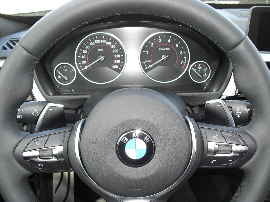 BMW 3er GT: Blick durch den Lenkradkranz auf die Rundinstrumentierung. 