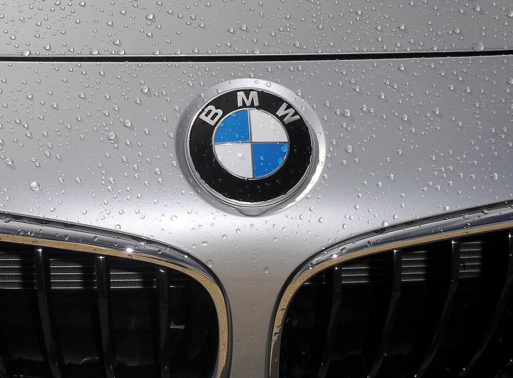 BMW 3er GT: Das Markenlogo sitzt vorn über der Doppelniere. 